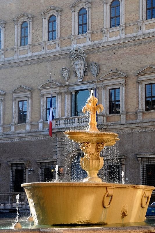 Fontana di Piazza Farnese a Roma davanti a Palazzo Farnese