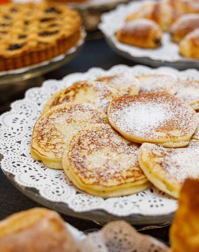 Pancake e dolci fatti in casa serviti a colazione da Piazza Farnese Luxury Suites