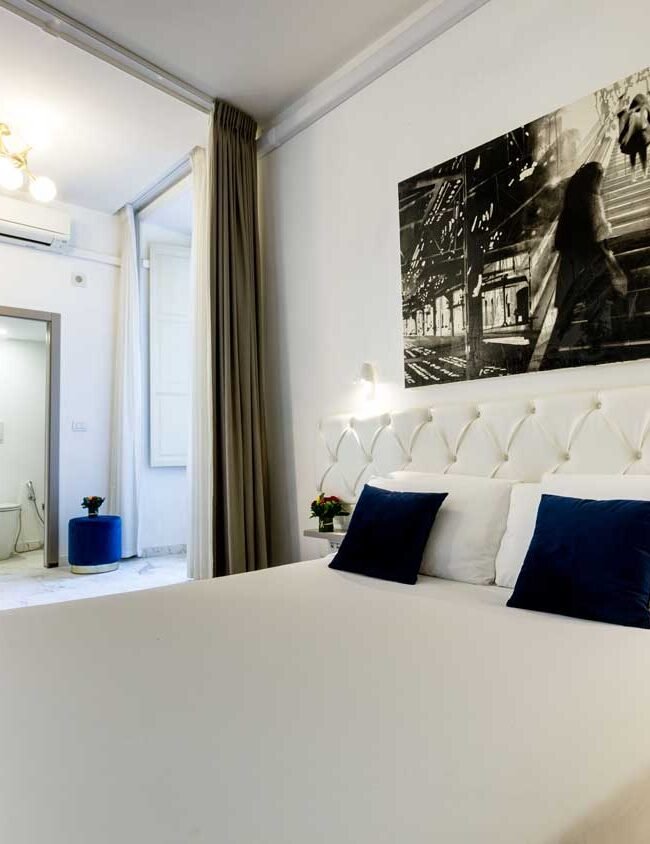 Romantic Room di Piazza Farnese Luxury Suites con letto matrimoniale e bagno privato