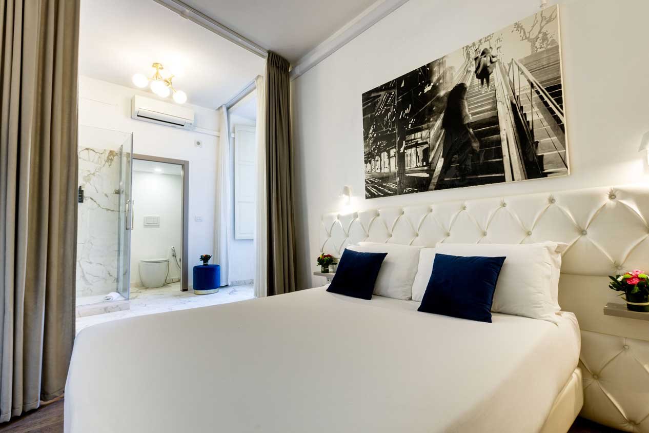 Romantic Room di Piazza Farnese Luxury Suites con letto matrimoniale e bagno privato