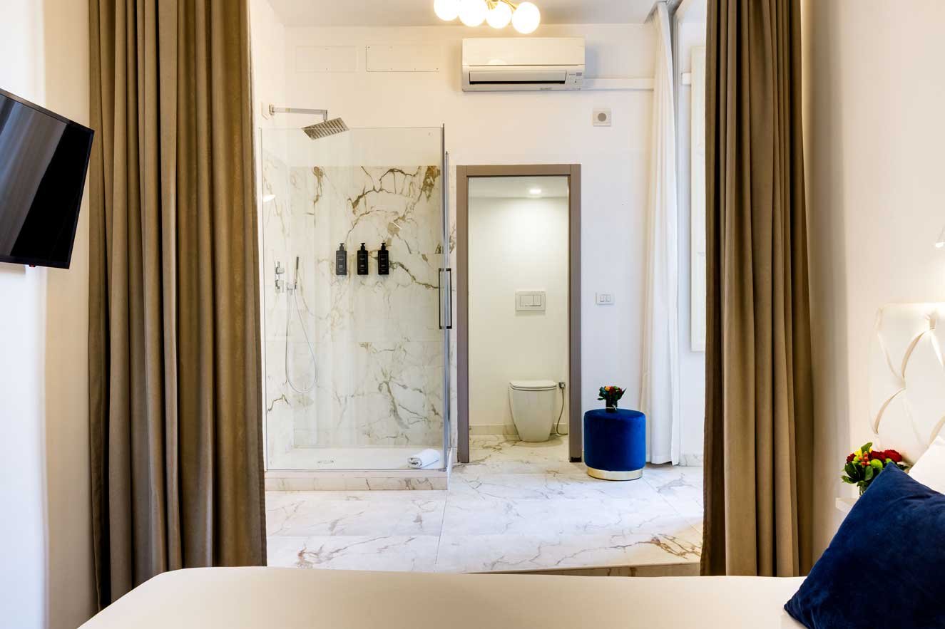 Romantic Room di Piazza Farnese Luxury Suites con bagno privato in marmo