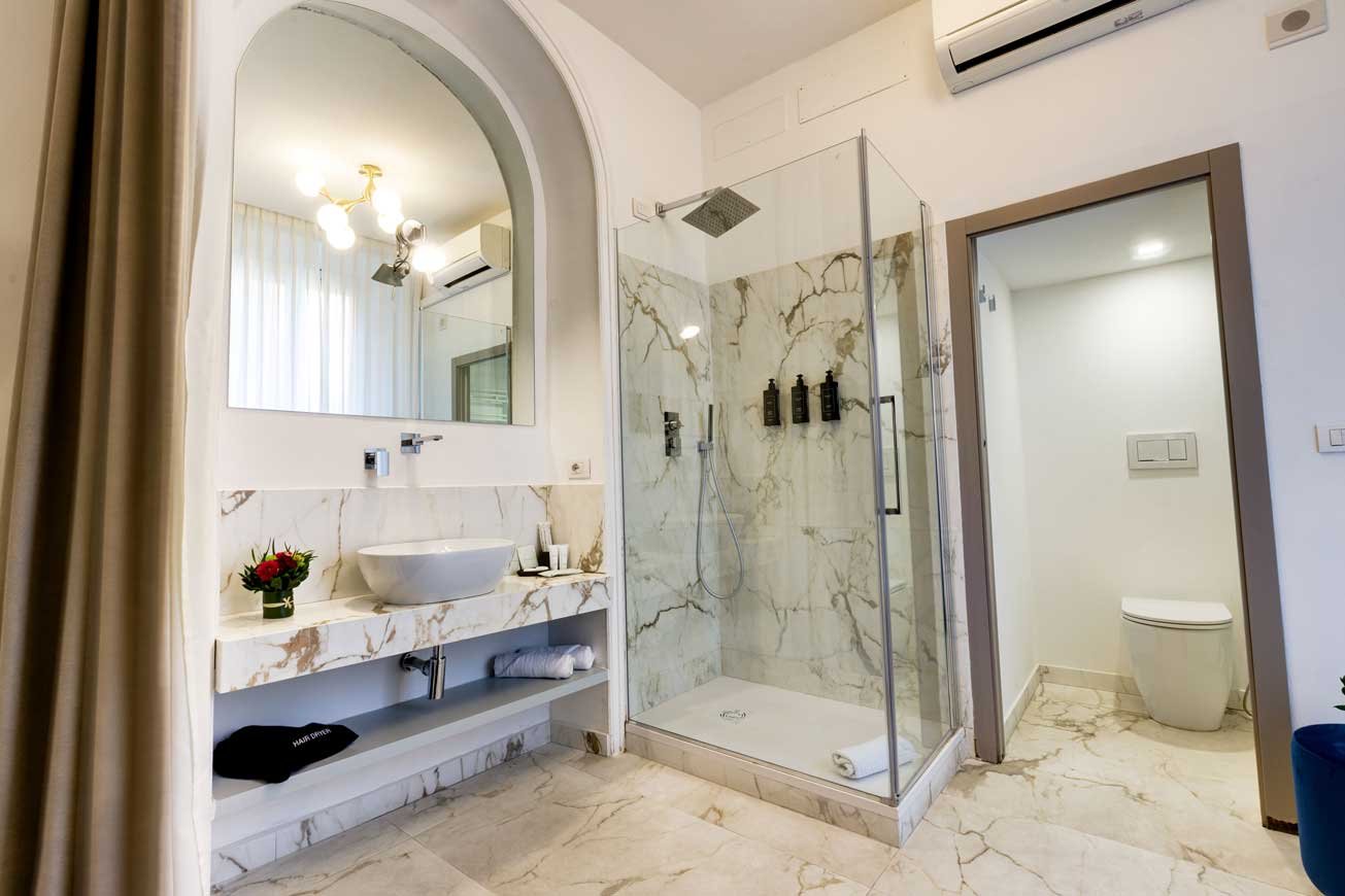 Bagno privato in marmo della Romantic Room di Piazza Farnese Luxury Suites con doccia walk-in