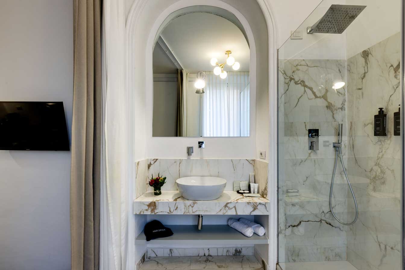 Lavabo e doccia walk-in in marmo della Romantic Room di Piazza Farnese Luxury Suites