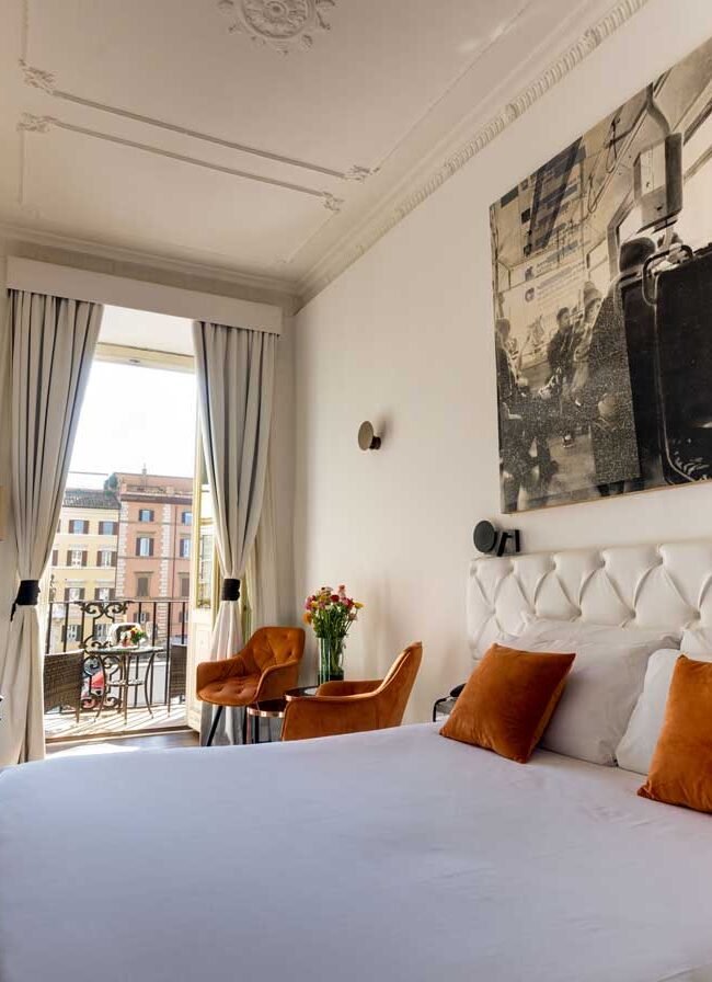 Suite con vista e balcone di Piazza Farnese Luxury Suites con camera matrimoniale luminosa