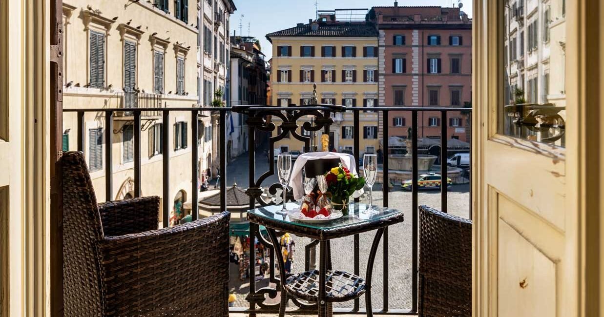 Balcone della Suite con vista di Piazza Farnese Luxury Suites con affaccio su piazza storica di Roma