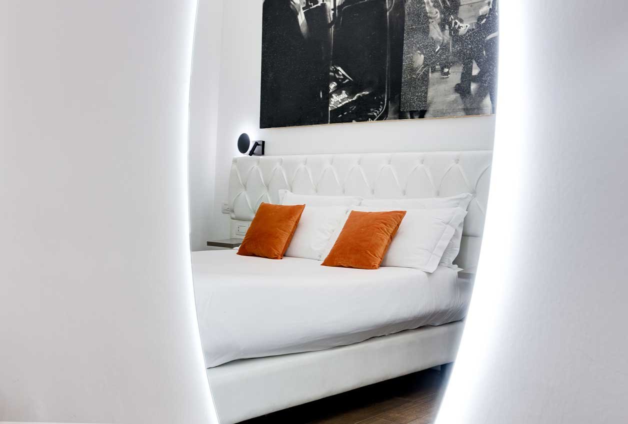 Dettaglio del letto matrimoniale nella Suite con vista e balcone di Piazza Farnese Luxury Suites