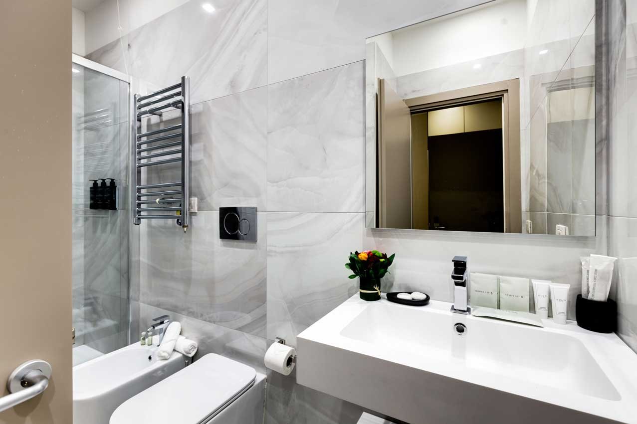 Bagno moderno della Suite con vista e balcone di Piazza Farnese Luxury Suites