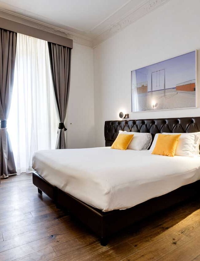 Camera matrimoniale della Suite con vista di Piazza Farnese Luxury Suites con letto king size