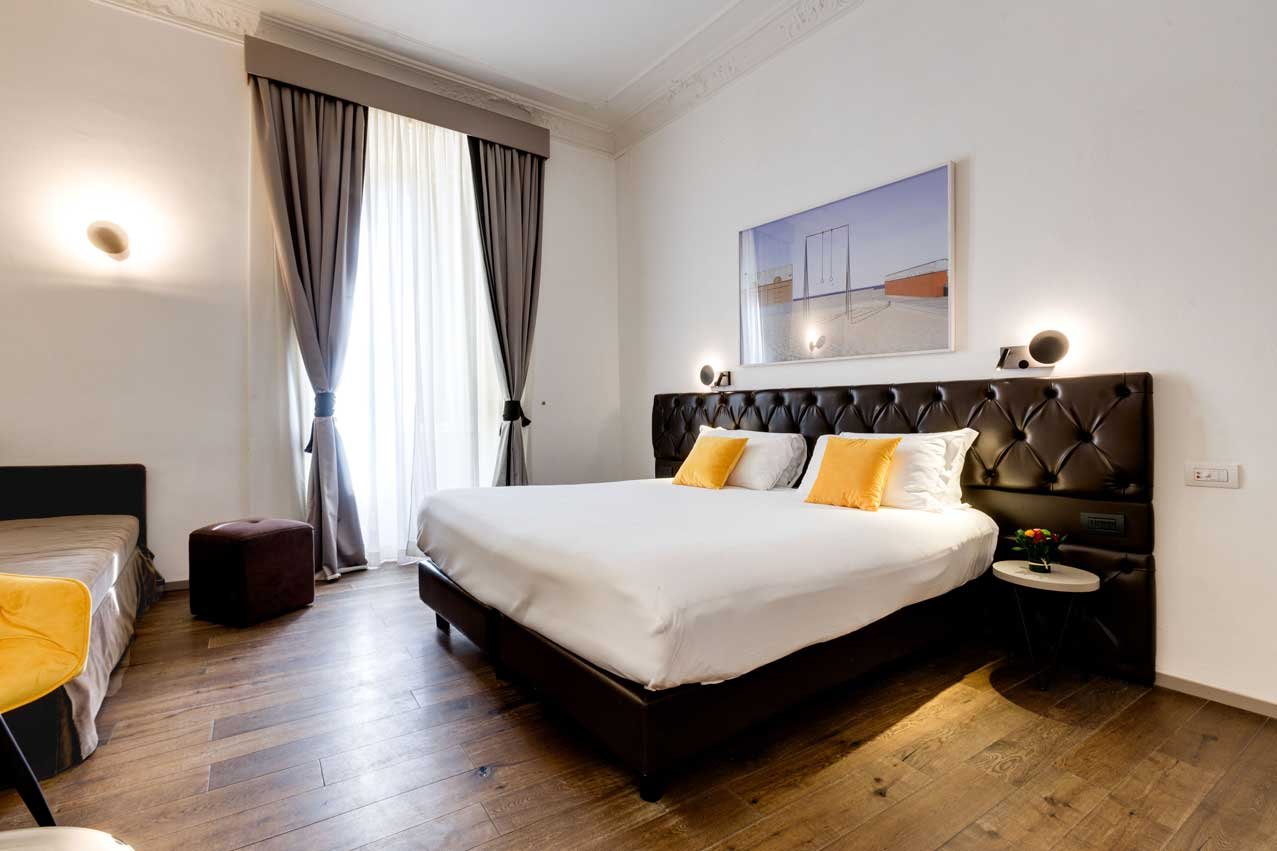 Camera matrimoniale della Suite con vista di Piazza Farnese Luxury Suites con letto king size