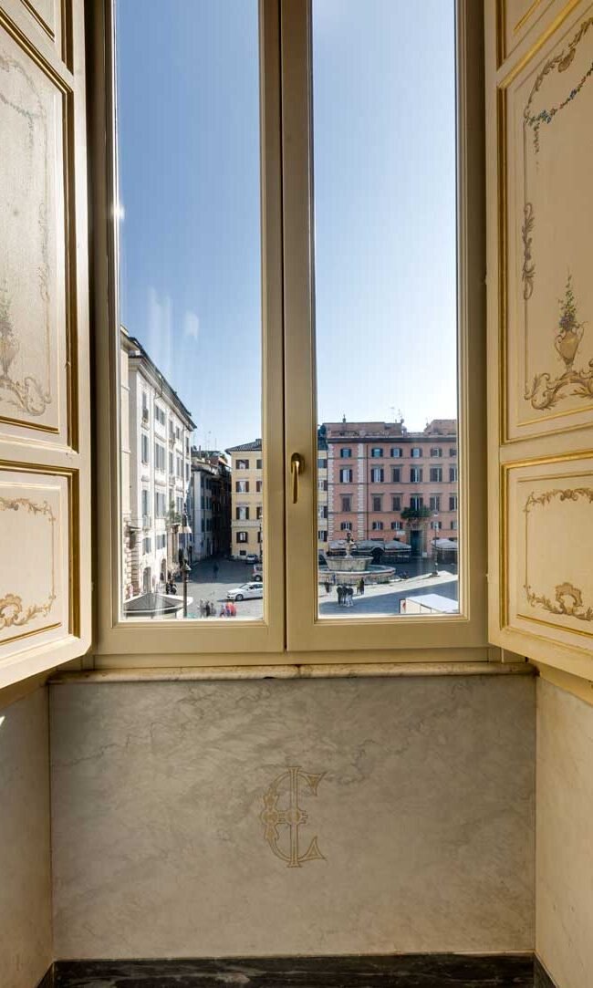 Vista su Piazza Farnese dalla finestra della Suite con vista di Piazza Farnese Luxury Suites