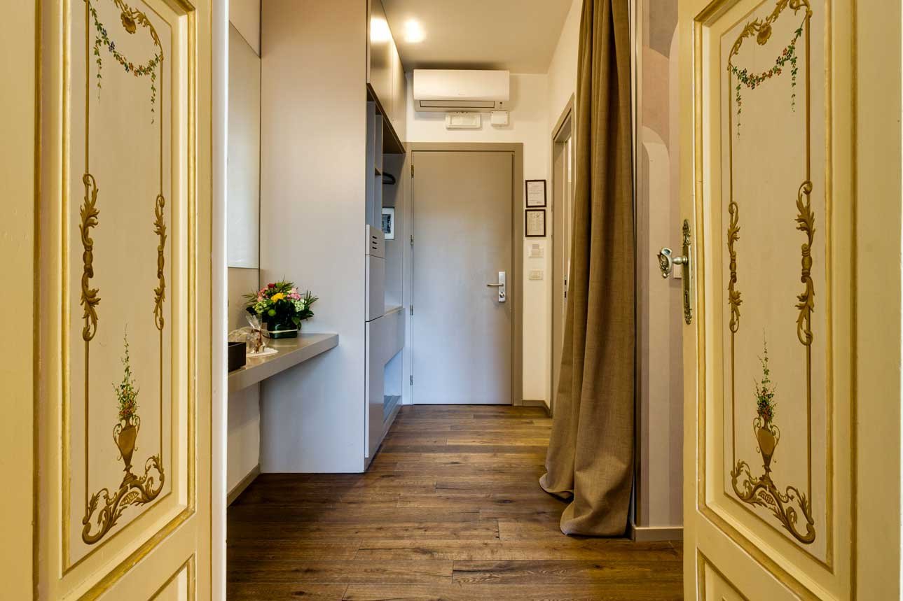 Ingresso della Suite con vista di Piazza Farnese Luxury Suites