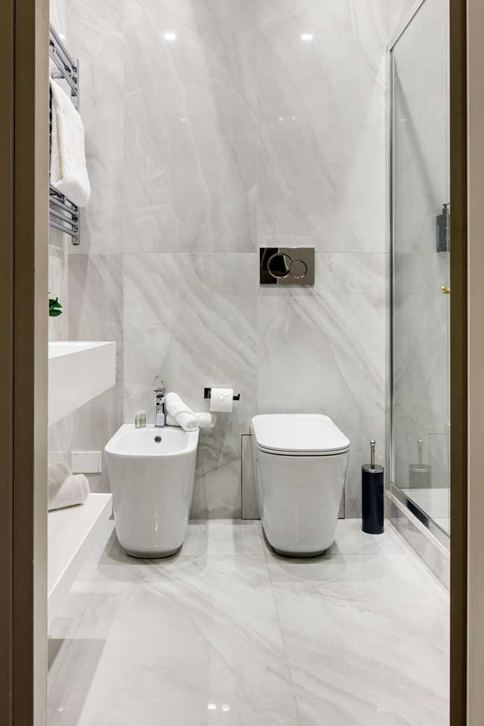 Bagno moderno della Suite con vista di Piazza Farnese Luxury Suites