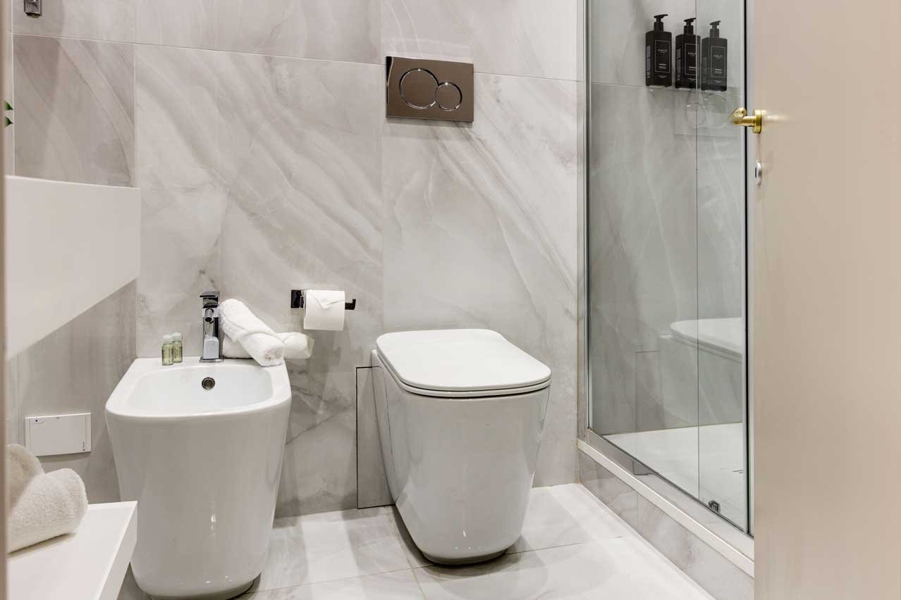 Bagno in marmo della Suite con vista di Piazza Farnese Luxury Suites