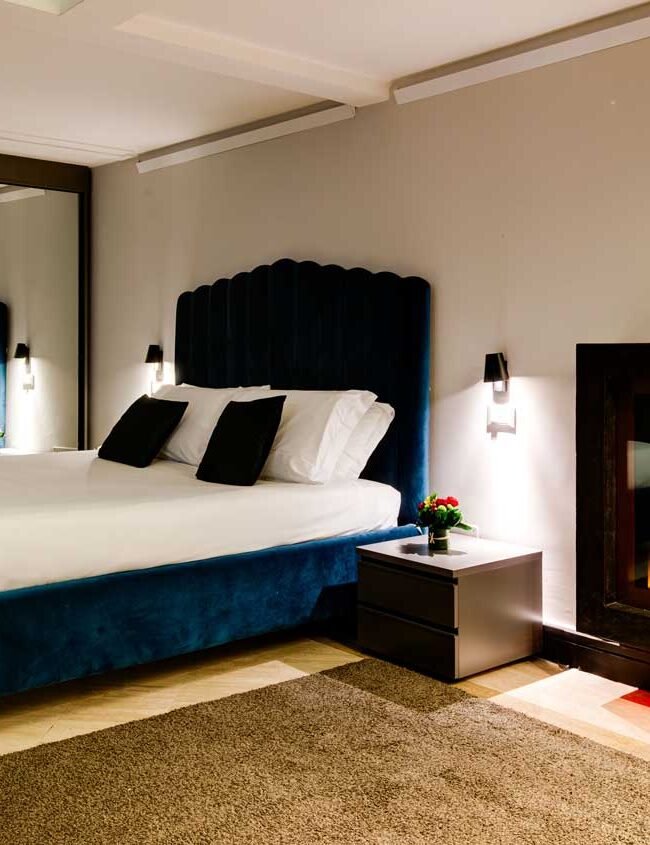 Camera della suite duplex loft di Piazza Farnese Luxury Suites con camino
