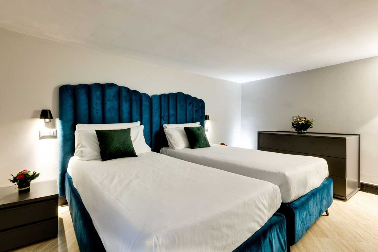 Zona notte con letti singoli nella suite duplex loft di Piazza Farnese Luxury Suites