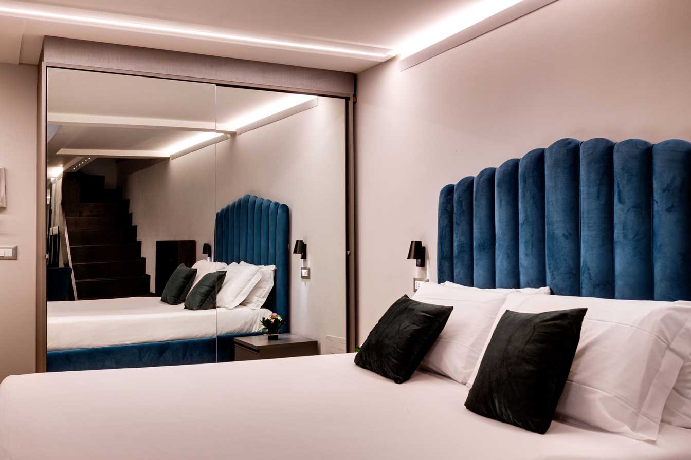Letto matrimoniale nella suite duplex loft di Piazza Farnese Luxury Suites
