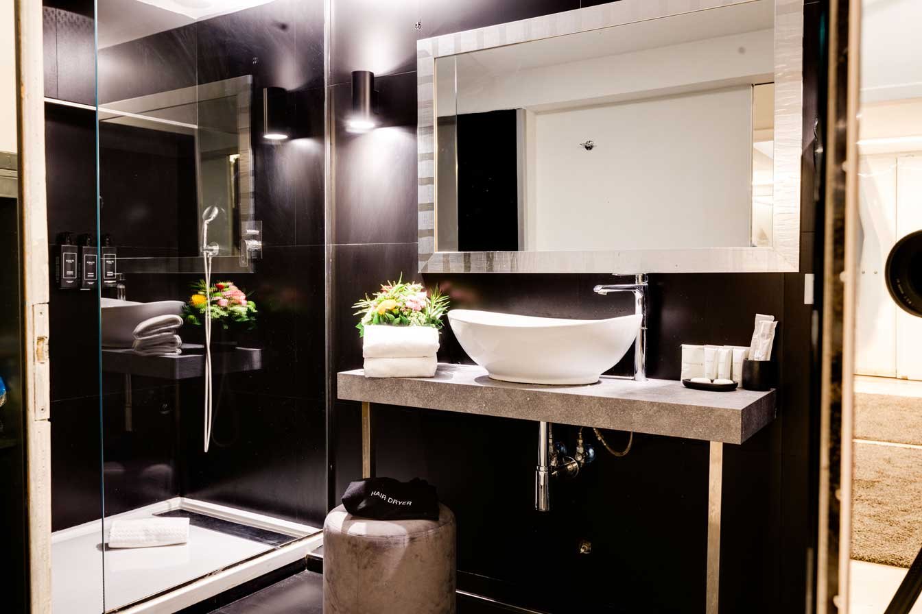Bagno moderno della suite duplex loft di Piazza Farnese Luxury Suites con lavabo e doccia