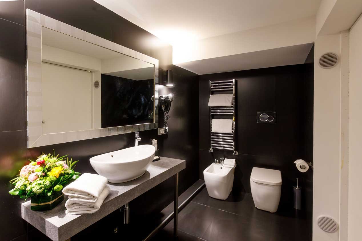Bagno elegante della suite duplex loft di Piazza Farnese Luxury Suites