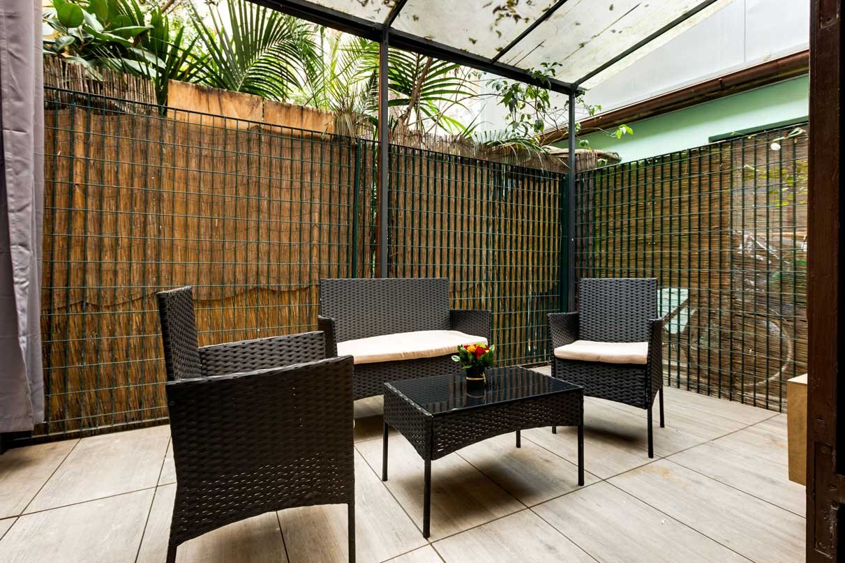 Area esterna privata della suite duplex loft di Piazza Farnese Luxury Suites