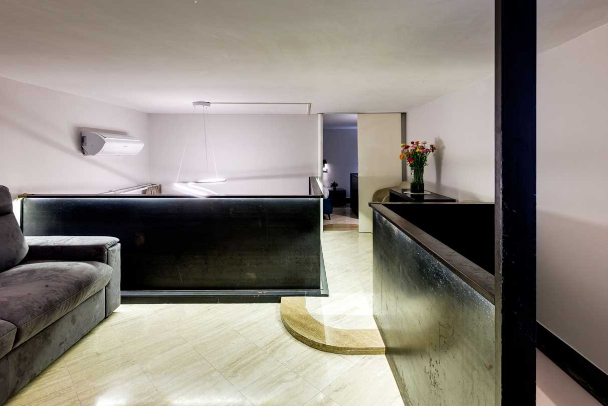 Zona living soppalcata della suite duplex loft di Piazza Farnese Luxury Suites