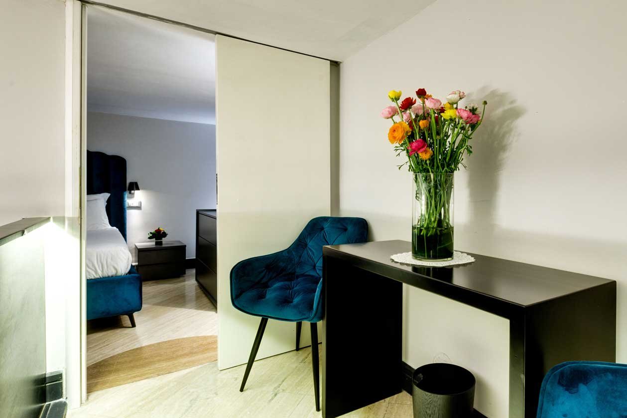 Zona living della suite duplex loft di Piazza Farnese Luxury Suites