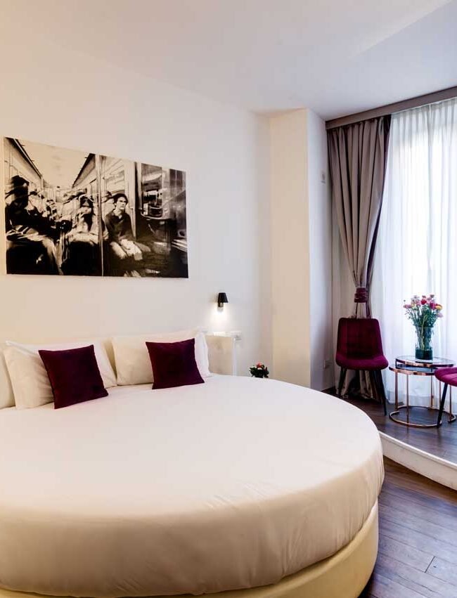 Suite con letto matrimoniale rotondo di Piazza Farnese Luxury Suites