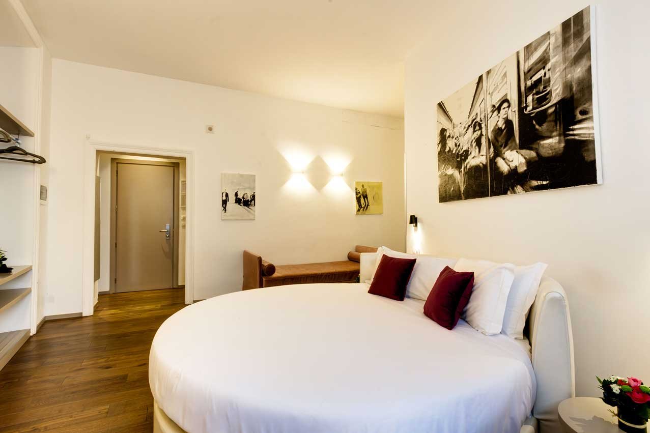 Suite con letto matrimoniale rotondo di Piazza Farnese Luxury Suites