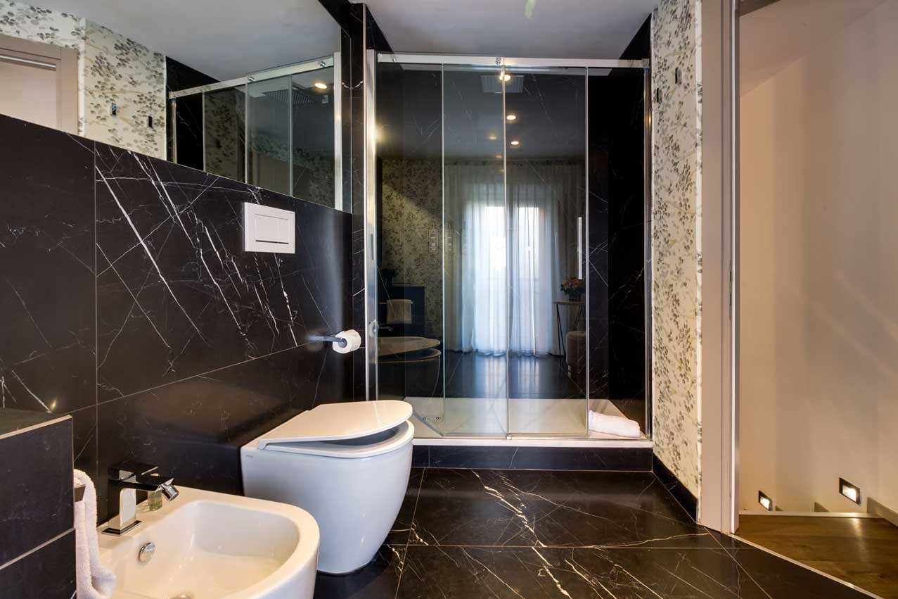 Bagno moderno della suite con letto matrimoniale rotondo di Piazza Farnese Luxury Suites