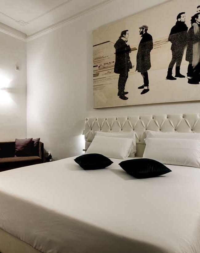 Camera matrimoniale elegante della Suite Waterfall di Piazza Farnese Luxury Suites