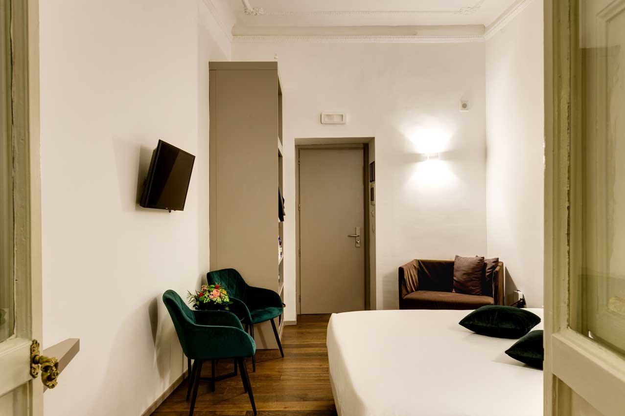 Camera matrimoniale elegante della Suite Waterfall di Piazza Farnese Luxury Suites