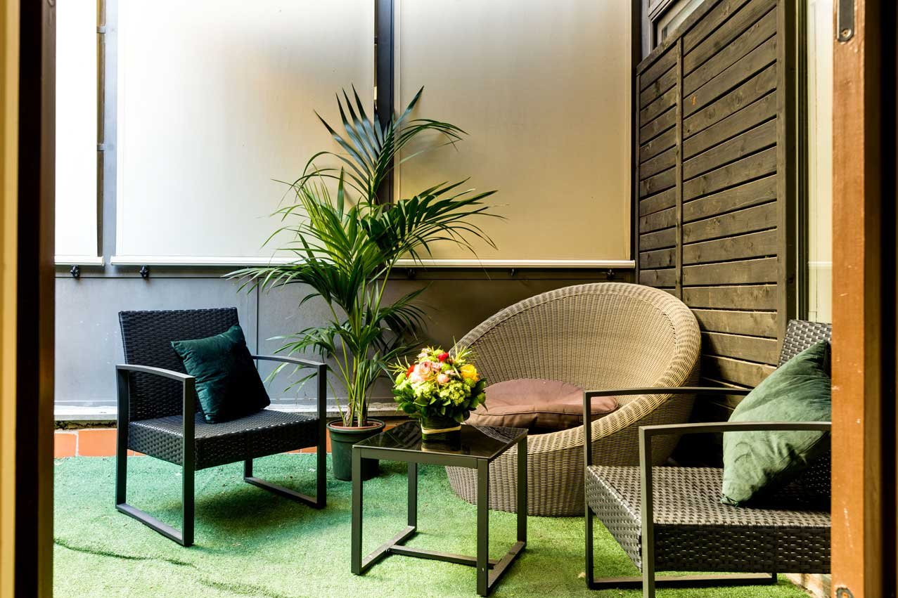 Patio privato arredato della Suite Waterfall di Piazza Farnese Luxury Suites