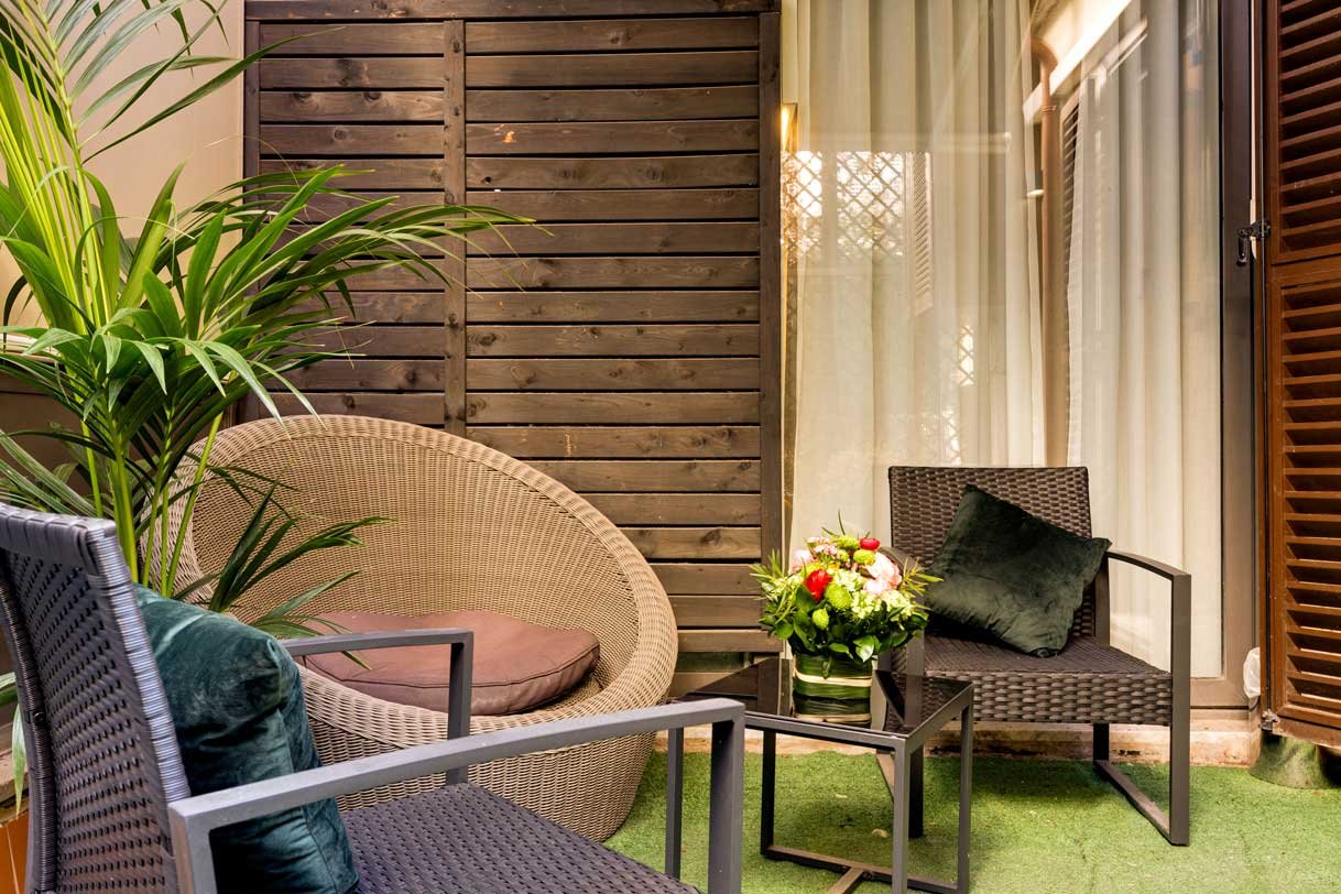 Patio privato arredato della Suite Waterfall di Piazza Farnese Luxury Suites