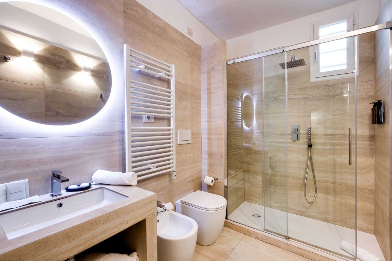 Bagno moderno della Suite Waterfall di Piazza Farnese Luxury Suites con doccia walk-in