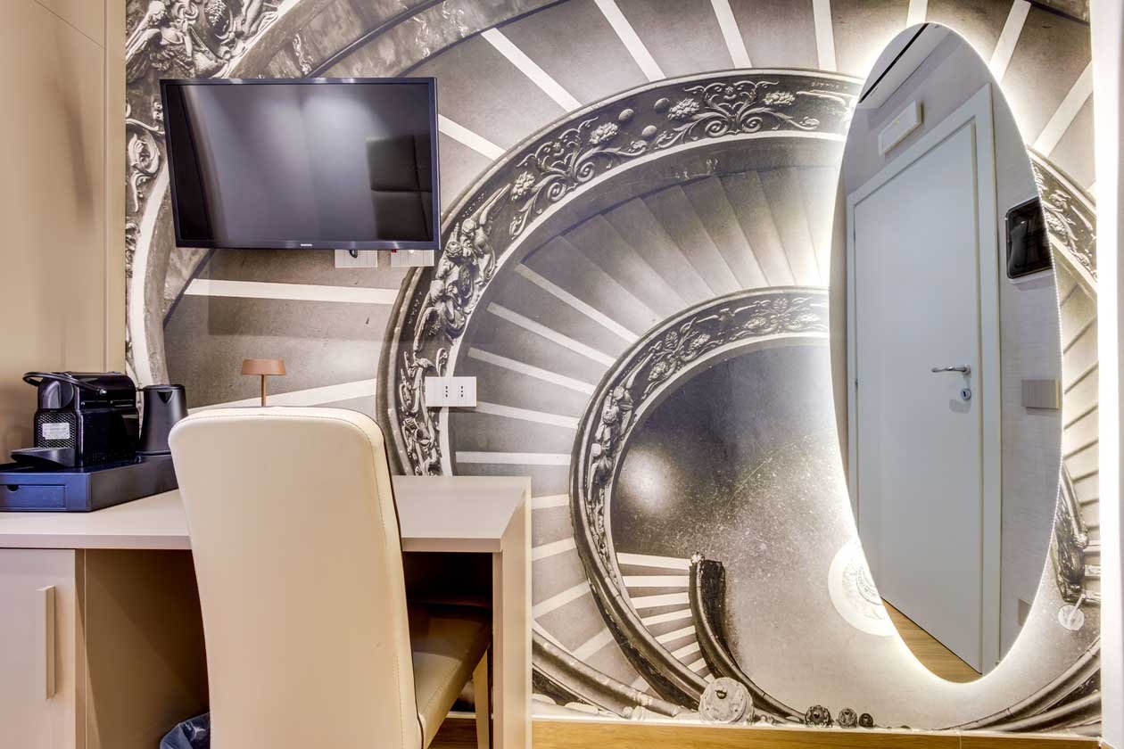 Suite Deluxe con Vista al Relais Badoer, interni eleganti con design decorativo e zona scrivania