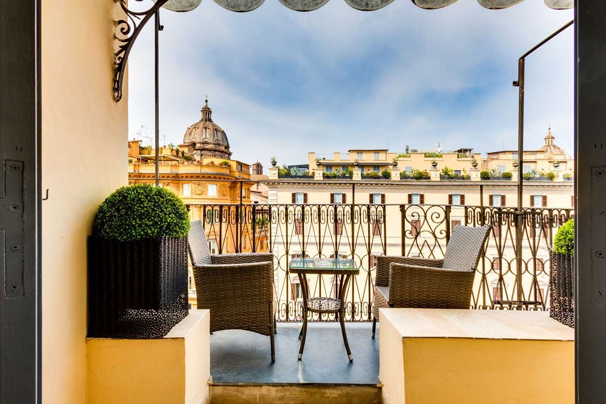 Terrazza della Suite Deluxe con Vista al Relais Badoer affacciata sui tetti di Roma