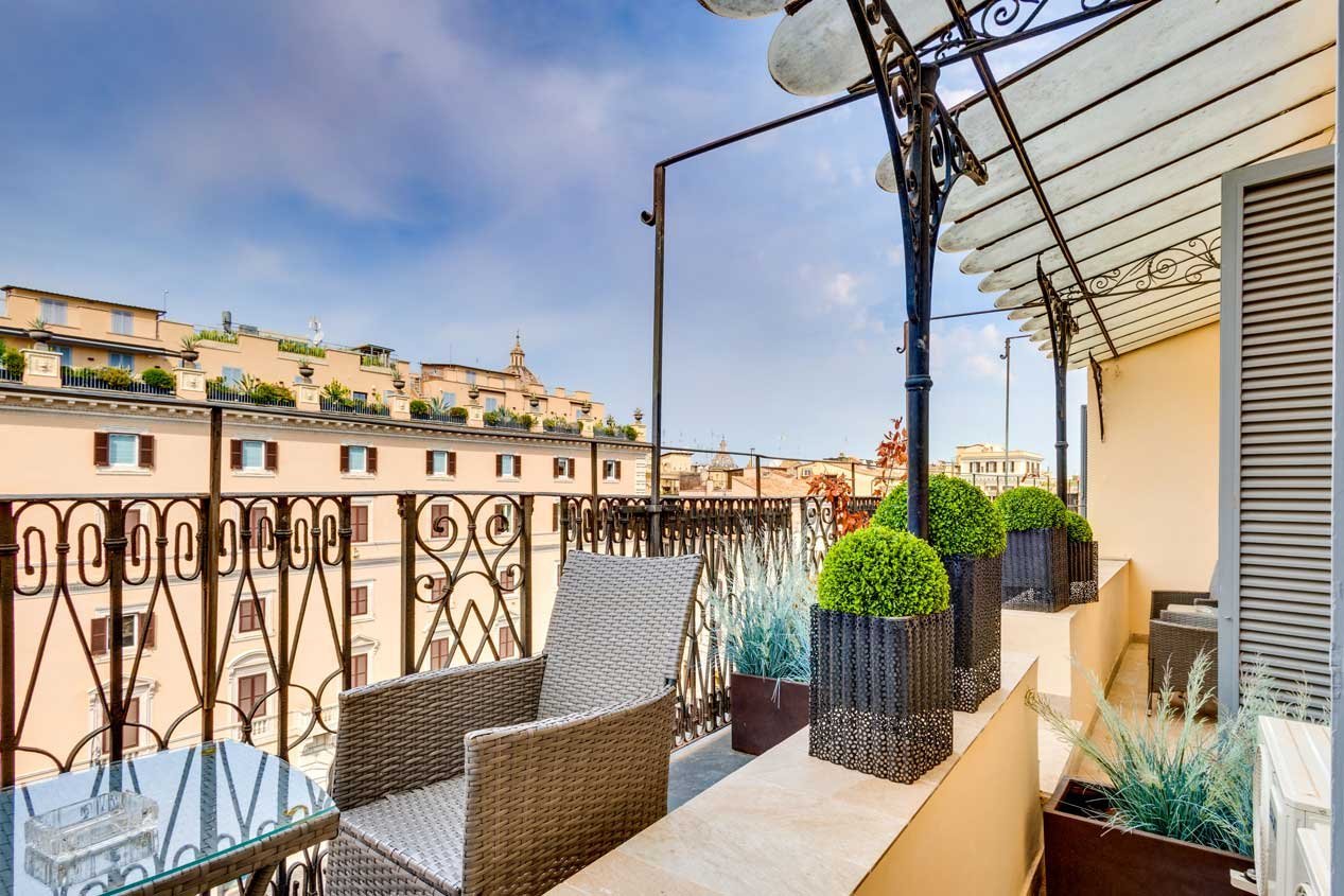 Terrazza della Suite Deluxe con Vista al Relais Badoer affacciata sui tetti di Roma