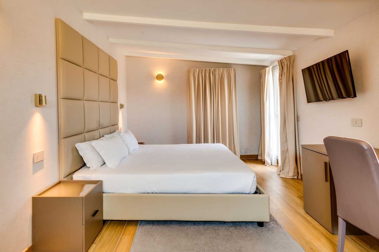 Suite con vista e terrazza del Relais Badoer con letto matrimoniale