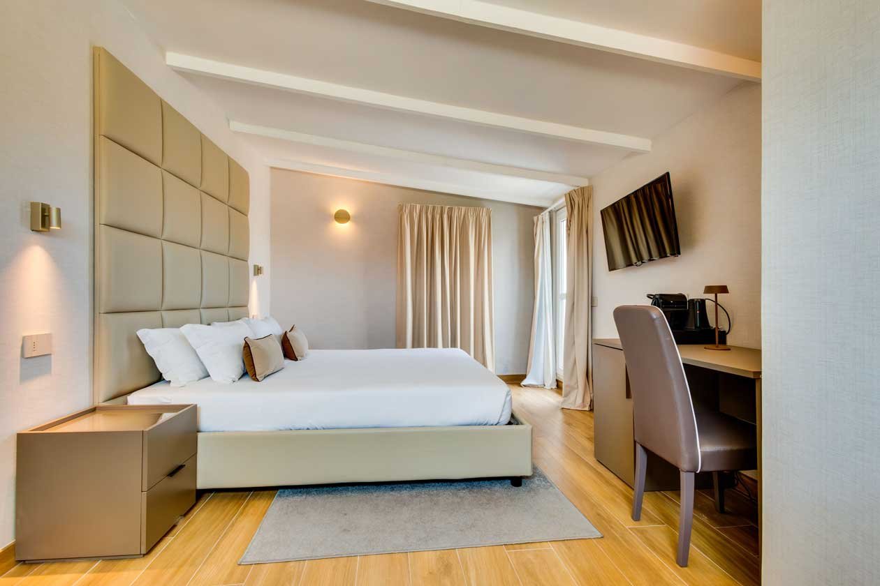 Suite con vista e terrazza del Relais Badoer con letto matrimoniale