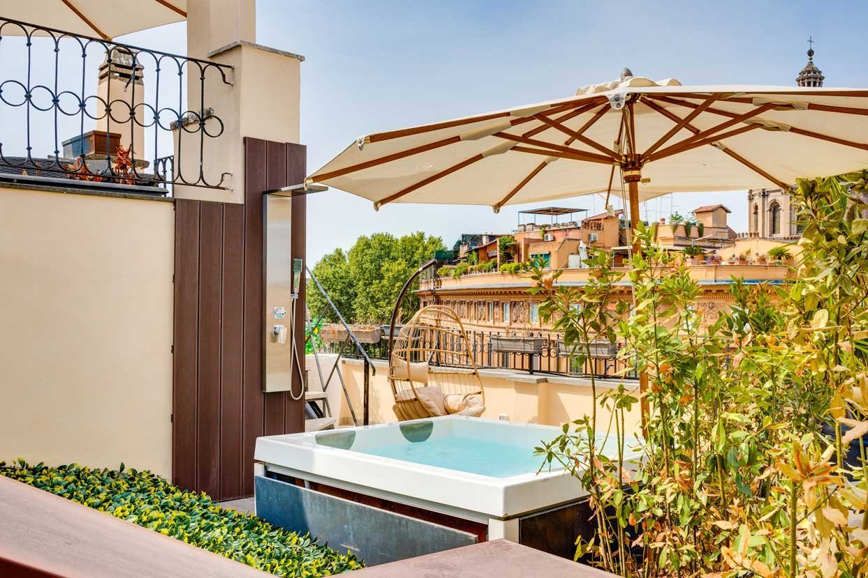Terrazza panoramica dell’hotel Relais Badoer con vasca idromassaggio e vista su Roma