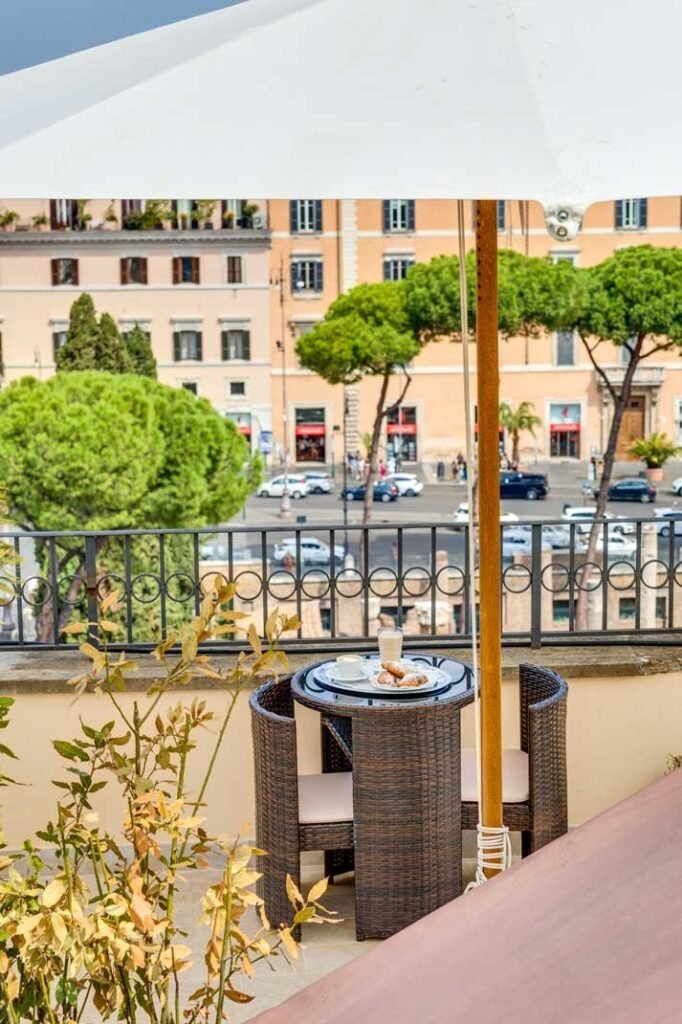 Terrazza privata con tavolino e vista su Roma al Relais Badoer